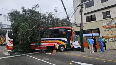 Kontrolden çıkan otobüs yaya geçidine daldı!