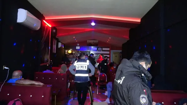 1617514530301.jpg Pandemi kurallarını yok saydılar! İzmir'de eğlence mekanına polis basknız - 1