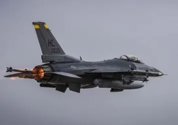 ABD'de F-16 savaş uçağı düştü!