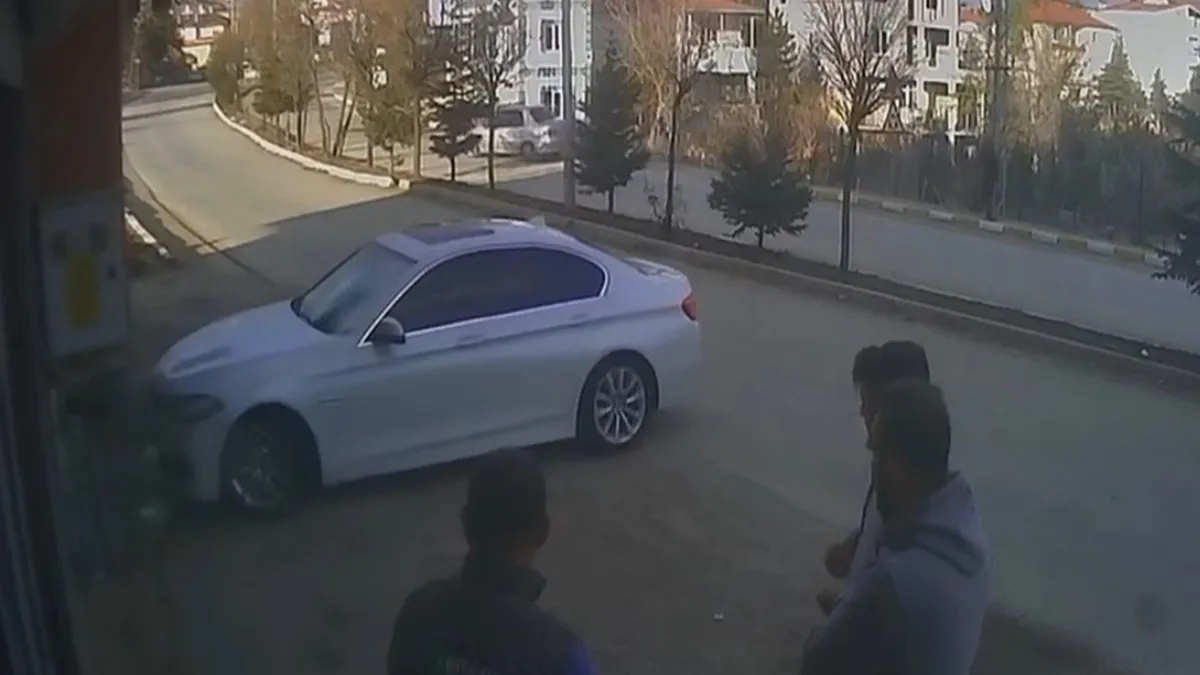 Adana'da geri giden sürücü otomobille çarpıştı! Kaza anı kamerada