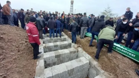 7-kisinin-oldugu-feci-kazada-kahreden-detay-hiz-kadrani-170te-takildi-1641201091408.jpg 7 kişinin öldüğü feci kazada kahreden detay! Hız kadranı 170'te takıldı - 3