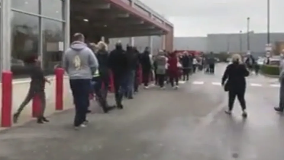 Son dakika: İngiltere’de karantina öncesi halk tuvalet kağıdına akın etti