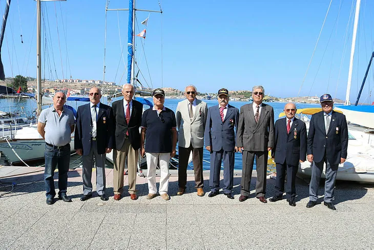 İzmir’deki ’Gaziler Günü’ töreninde skandal protesto! Sunuculuğu başörtülü öğretmen yapıyor diye töreni terk ettiler...