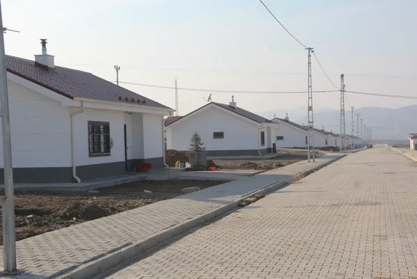 Malatyalı depremzedeler yeni evlerine geçti: Namaz kılarken Erdoğan'a teşekkür ediyorum - 5