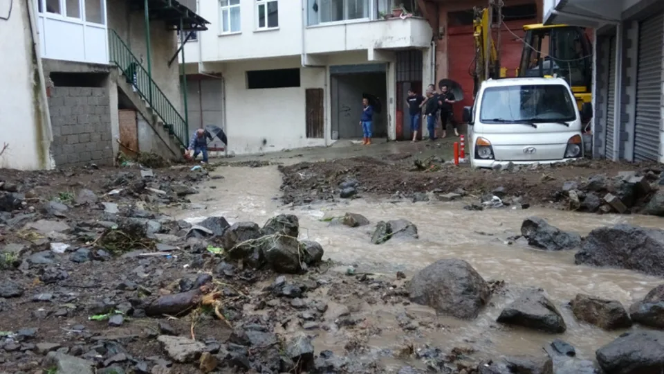 Giresun'da sağanak su baskınlarına neden oldu! Mahsur kalan vatandaşlar kurtarıldı