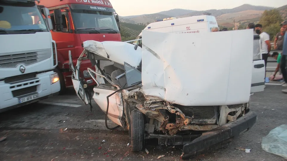 TIR'a çarpan otomobil hurdaya döndü! Otoyolda feci kaza
