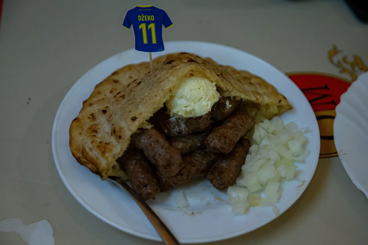 edin-dzekoya-11-numarali-veda-bosna-hersekte-kofte-porsiyonlari-bile-degisti-1790956113277.jpg Bosna Hersek’te Edin Dzeko’ya anlamlı veda: 10’lu köfte porsiyonları 11’li oldu - 2