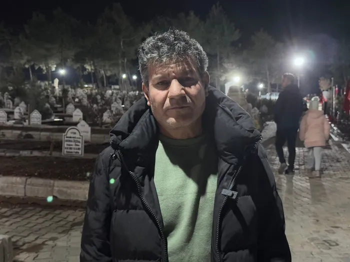 asrin-felaketinin-3-yilinda-kahramanmarasta-yurek-yakan-manzara-mezarliklarda-gece-yarisi-huzun-nobeti-1770381498365.jpg foto: AA