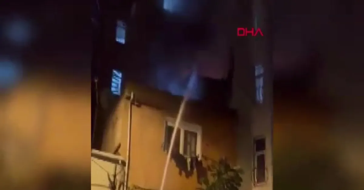 Beyoğlu'nda 3 katlı binada yangın