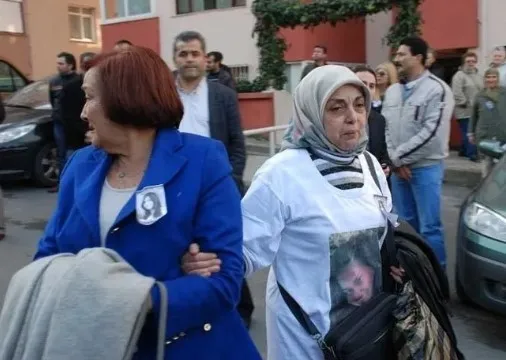 anne-karabuluttan-tulay-garipogluna-sert-sozler-kimse-bana-o-caninin-oldugunu-iddia-etmesin-1728490772561.jpg Anne Karabulut'tan Tülay Garipoğlu'na sert sözler! "Kimse bana o caninin öldüğünü iddia etmesin" - 1
