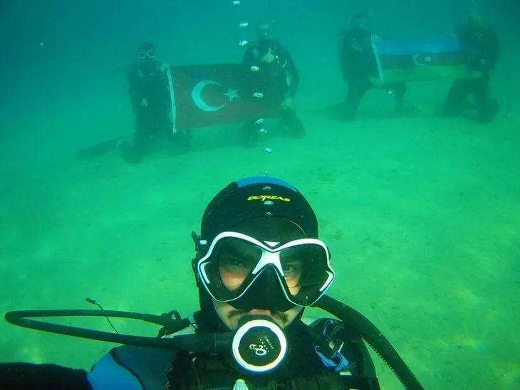 Su altında Türk ve Azerbaycan bayrağı açtılar