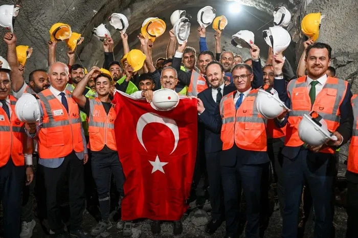 bakan-abdulkadir-uraloglu-acikladi-yol-suresi-6-dakikaya-dusecek-1724660087016.jpeg Bakan Abdulkadir Uraloğlu ve proje çalışanları