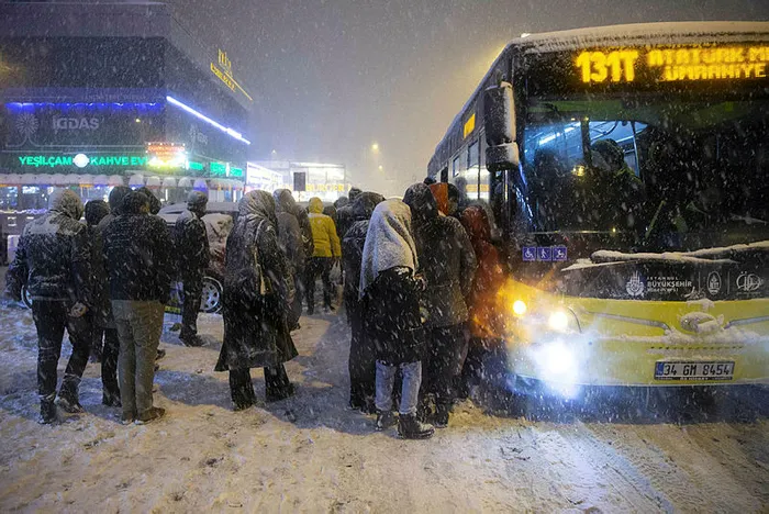 son-dakika-istanbulda-yogun-kar-yagisi-etkili-oluyor-trafige-cikacaklara-flas-uyari-1647110072222.jpg