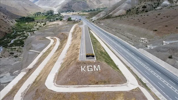 Deprem bölgelerine araç giriş çıkışı durduruldu mu? Kahramanmaraş, Adıyaman, Hatay... Sivil araç girişleri hangi illerde durduruldu? SON DAKİKA