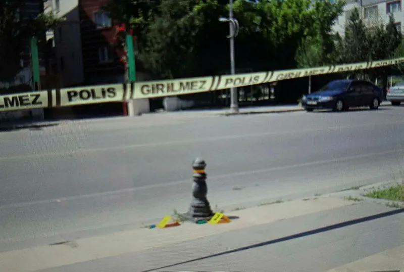 Kendisini bıçaklayan kadını hastaneden çıkınca pompalı tüfekle vurdu - 1