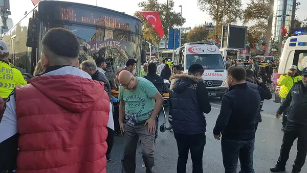Son dakika : Beşiktaş'ta otobüs durağa daldı: Yaralılar var! Kaza sonrası şoför yolculara bıçakla saldırıp... - 1