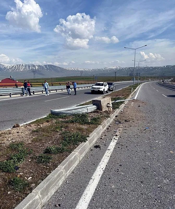 vanda-feci-kaza-otomobil-refujdeki-aydinlatma-diregine-carpti-5-yarali-1713645512297.jpeg Van'da feci kaza! Otomobil refüjdeki aydınlatma direğine çarptı: Çok sayıda yaralı var - 2