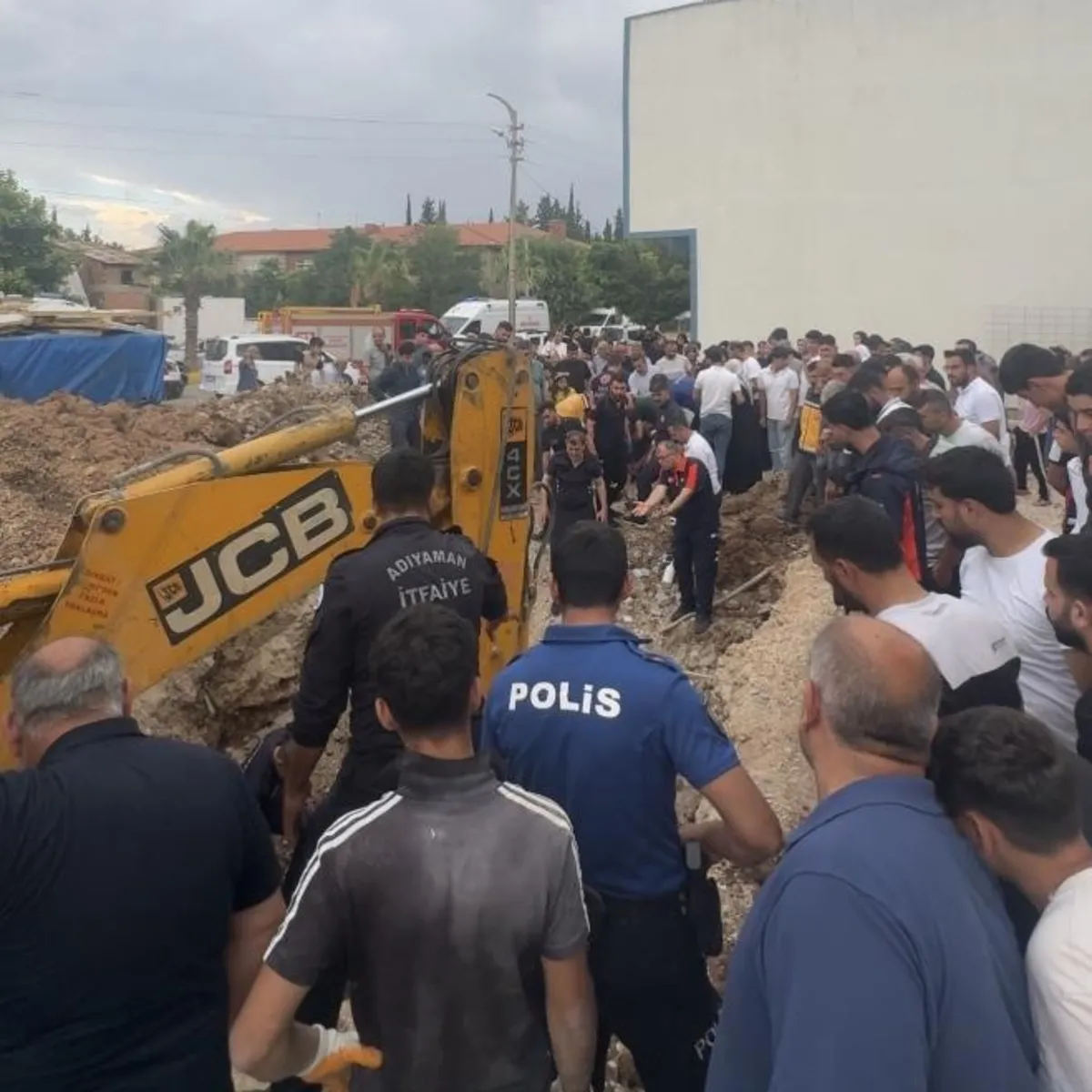 Baba ve oğlu göçük altında kaldı: 2 yaralı