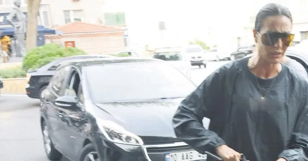 ehliyetine-el-konulan-unlu-manken-ece-sukan-direksiyon-basinda-yakalandi-1658476146805.jpeg Ehliyetine el konulan ünlü manken Ece Sükan direksiyon başında yakalandı - 1