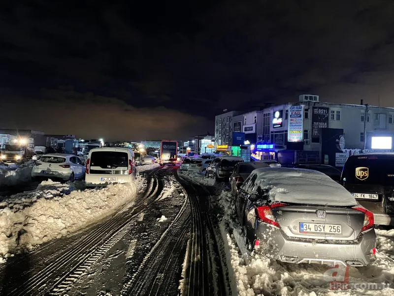 İstanbul'da sürücülerin kar çilesi sürüyor: Hadımköy'deki trafik yoğunluğu havadan görüntülendi! Kilometrelerce araç kuyruğu oluştu 4