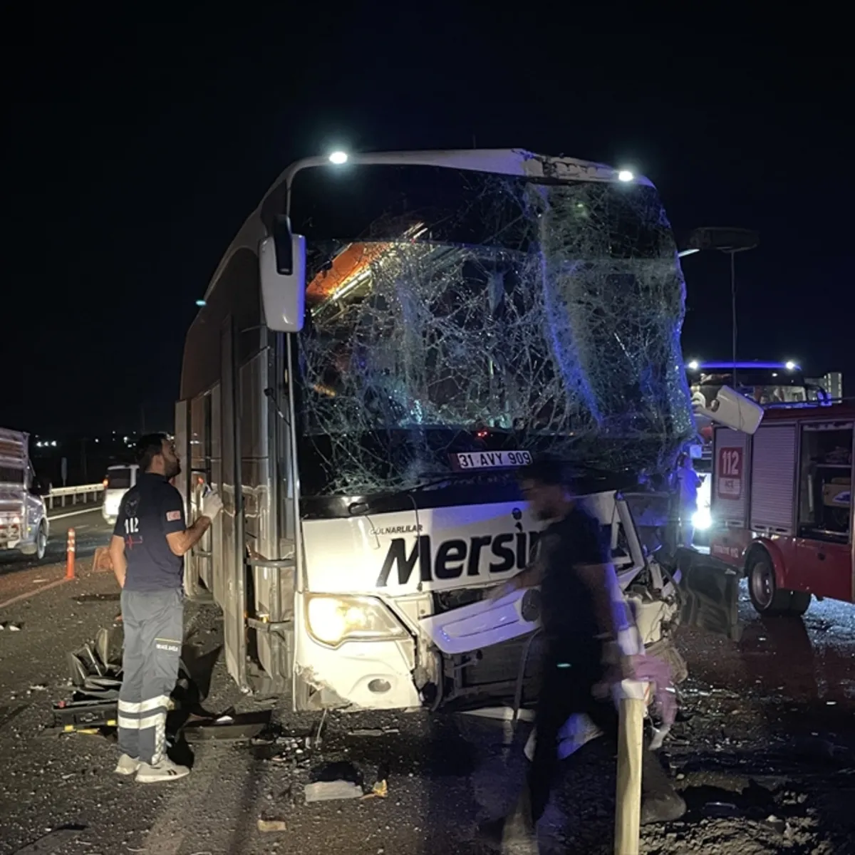 İki yolcu otobüsü kafa kafaya çarpıştı: 13 yaralı