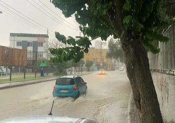 Birçok ili sağanak ve fırtına vurdu! Erzurum'da dev hortum evlerin çatılarını uçurdu
