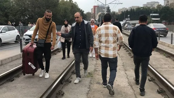 imamoglu-vatandasi-canindan-bezdirdi-kabatas-bagcilar-tramvay-hattinda-alarm-tramvay-raydan-cikti-1698912983486.jpg İmamoğlu vatandaşı canından bezdirdi! Kabataş-Bağcılar Tramvay Hattı'nda alarm! Tramvay raydan çıktı - 1