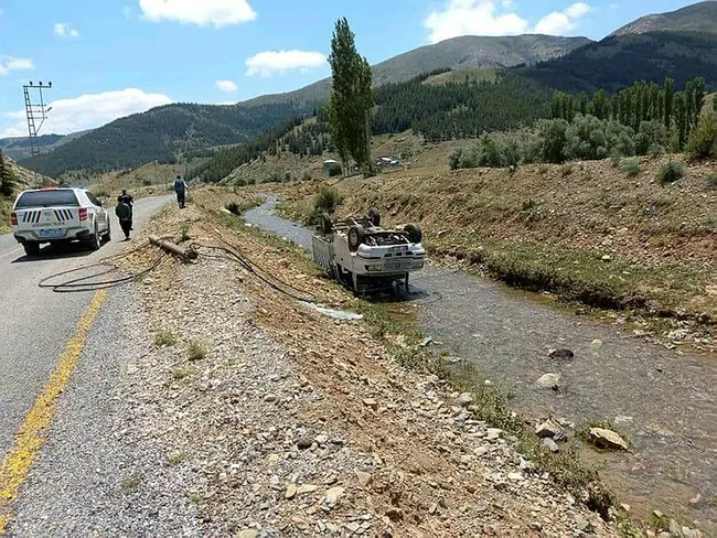 adanada-kamyonet-su-kanalina-dustu-ayni-aileden-5-yarali-1623937328103.jpg Adana’da kamyonet su kanalına düştü: Aynı aileden 5 yaralı - 3