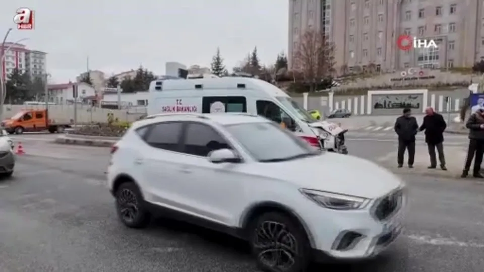 Yozgat’ta ambulans ile otomobil çarpıştı