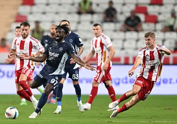 Fenerbahçe Antalya'da hata yapmadı! Goller ikinci yarıda geldi
