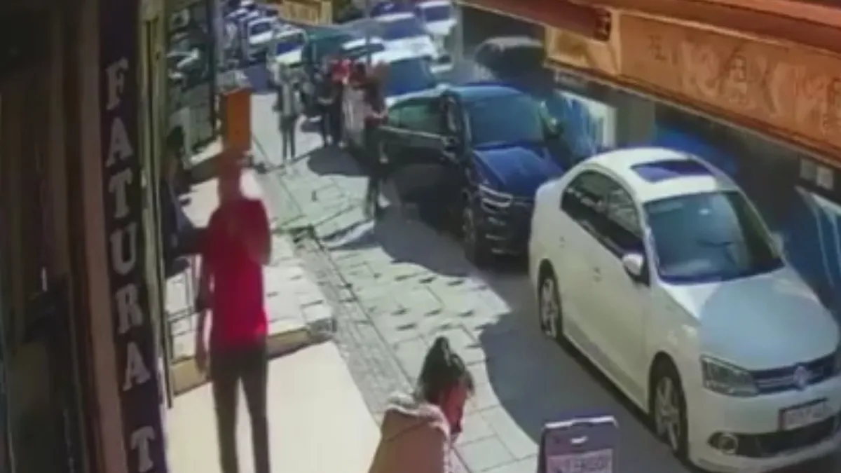 Düşen cüzdanı alıp uzaklaştı: O anlar kamerada