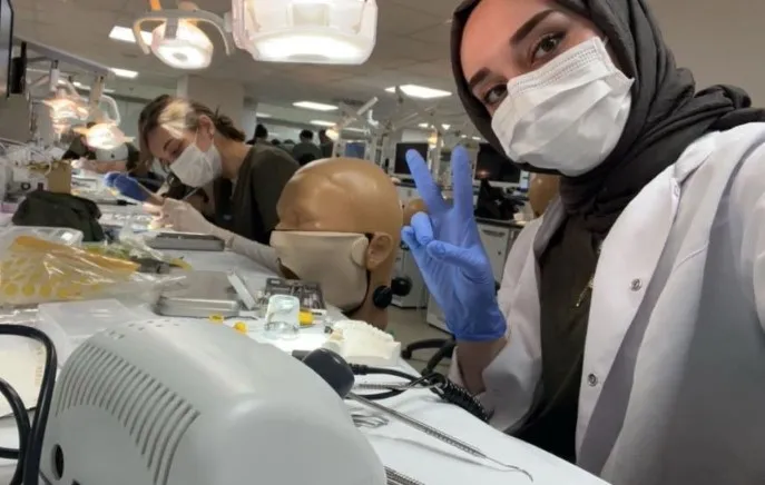 dis-hekimligi-kongresinde-skandali-basortulu-genc-kizi-kabul-etmediler-1724785773946.jpg Diş hekimliği öğrencisi Dilara Çiçek.