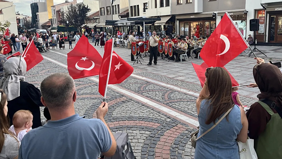 Edirne'de askeri bandodan Zafer Bayramı konseri