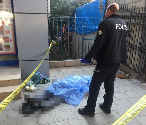 adanada-yurek-yakan-olum-kedi-cesedin-basindan-ayrilmadi-goren-kendine-gelemedi-1640678501599.jpg Adana’da yürek yakan ölüm: Kedi cesedin başından ayrılmadı! Gören kendine gelemedi - 4