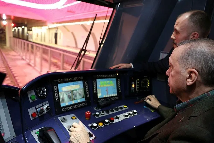 Başkan Erdoğan vatman koltuğunda! Başakşehir-Kayaşehir metrosunda ilk sürüşten kareler...
