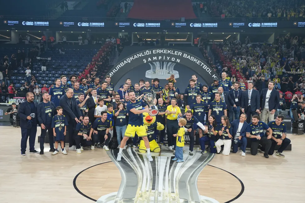fenerbahce-finalde-besiktasi-maglup-ederek-cumhurbaskanligi-kupasini-muzesine-goturdu-1790105764620.jpg Fenerbahçe finalde Beşiktaş'ı mağlup ederek Cumhurbaşkanlığı Kupası'nı müzesine götürdü - 3