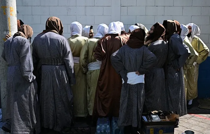 guatemaladaki-yahudi-tarikatte-cinsel-istismar-vakasi-160-cocugun-kaldigi-bakim-merkezine-baskin-1735048996387.jpg Lev Tahor tarikatına bağlı Yahudi erkekler, Guatemala'da giyinişleri itibarıyla da dikkat çekiyor (AFP)