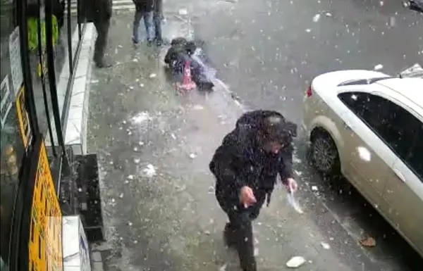akilalmaz-olay-yolda-yururken-gozune-dustu-1611129166053.jpg Akılalmaz olay! Yolda yürürken gözüne düştü! - 2