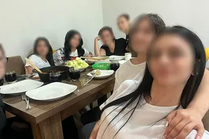 Kız öğrencileri ders saatinde evine götürüp temizlik yaptırdı!