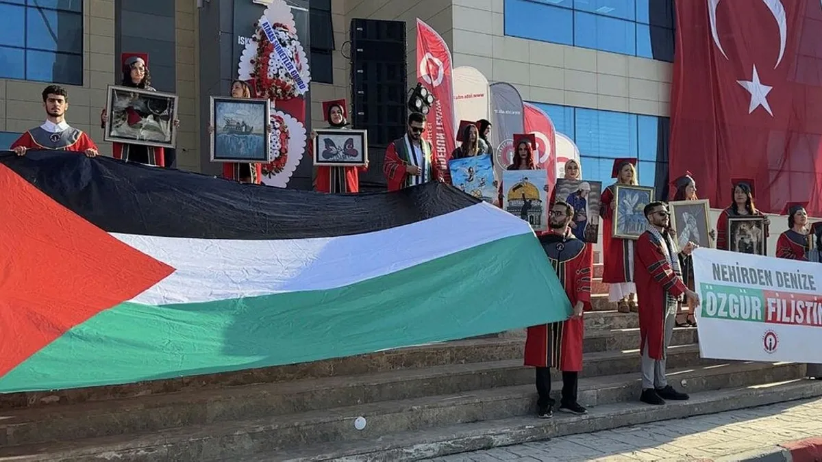 İskenderun'da üniversite öğrencilerinden mezuniyet töreninde İsrail'e tepki