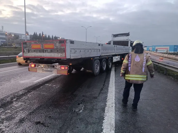 1679291823425.jpg Son dakika: İstanbul'da feci kaza! TIR yol bakım aracı ve İETT otobüsüne çarptı - 3