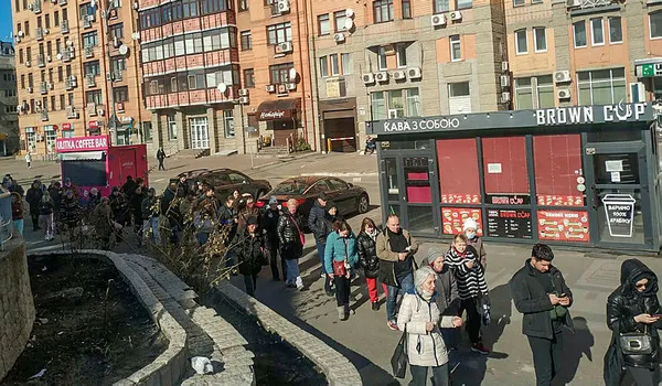 1645890954726.jpg Ukraynalılar Rus tankların önüne çıktı! Elleriyle ittiler tankın önüne oturup geçişi engellemeye çalıştılar - 4