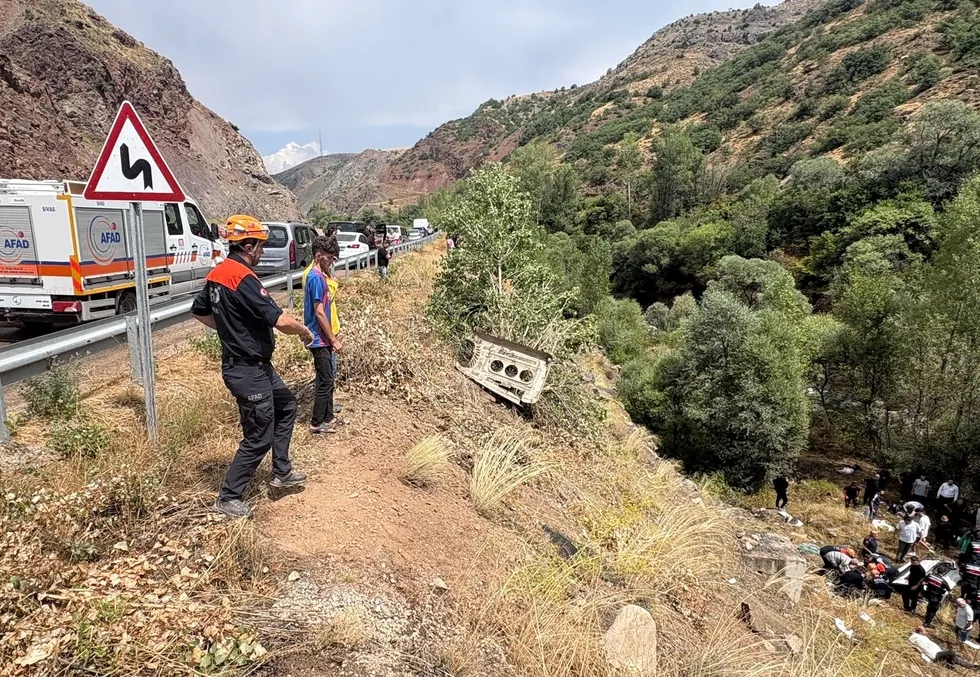 Sivas'ın Suşehri ilçesinde yolcu minibüsü şarampole devrildi: 4 kişi hayatını kaybetti, 4'ü ağır 10 yaralı - 1