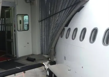 Esenboğa’da yolcu uçağı körüğe çarptı