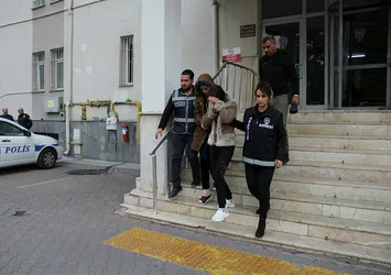 Hırsızlık hükümlüsü 2 kadın, saklandıkları evde yakalandı