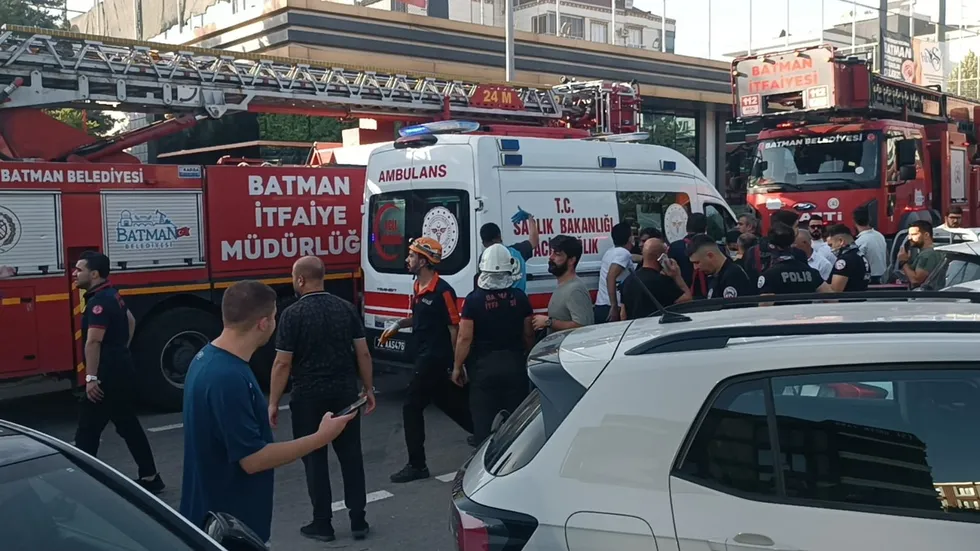 batmanda-spor-salonunda-korku-dolu-anlar-alevler-buyudu-30-kisi-mahsur-kaldi-1788103036057.jpg Batman’da spor salonunda yangın: 2 ölü 9 yaralı - 1