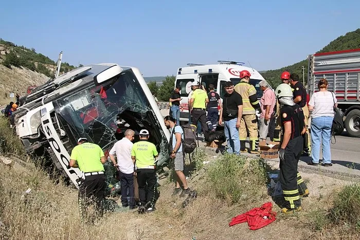 1719049107197.jpeg Kazadan sadece dakikalar önce... Kütahya'da yolcu otobüsü devrildi polisin uyarısı faciayı önledi | O polis memuru A Haber'de - 1