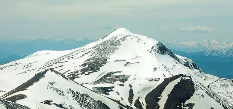 Ardahan’da kar yağışı! Mayıs sonunda beyaz örtüyle kaplandı