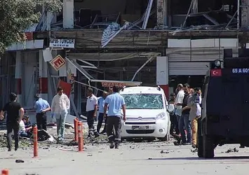 Van'da AK Parti ve polis noktasına bombalı araçla saldıran 2 PKK'lı öldürüldü