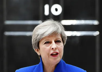 Theresa May, hükümeti kurma yetkisini aldı